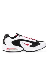 Chaussures de sport blanches et noires Nike