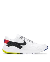 Chaussures de sport blanches et noires Nike