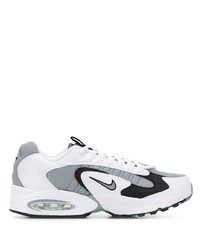 Chaussures de sport blanches et noires Nike