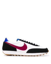 Chaussures de sport blanches et noires Nike