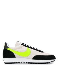 Chaussures de sport blanches et noires Nike