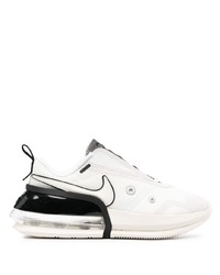 Chaussures de sport blanches et noires Nike