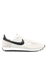 Chaussures de sport blanches et noires Nike