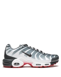 Chaussures de sport blanches et noires Nike