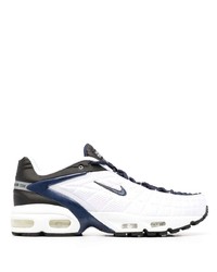 Chaussures de sport blanches et noires Nike