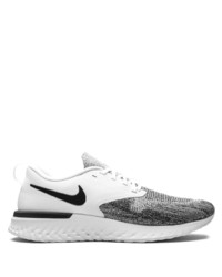 Chaussures de sport blanches et noires Nike