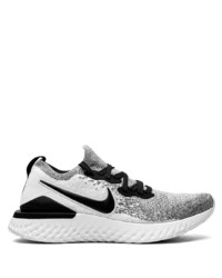 Chaussures de sport blanches et noires Nike