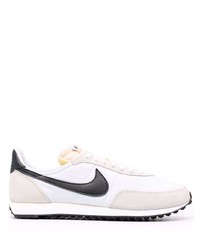 Chaussures de sport blanches et noires Nike