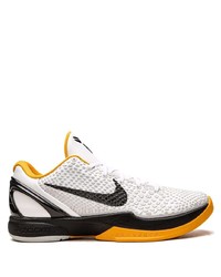 Chaussures de sport blanches et noires Nike