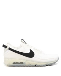 Chaussures de sport blanches et noires Nike