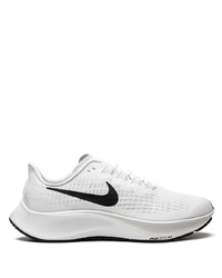 Chaussures de sport blanches et noires Nike