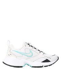 Chaussures de sport blanches et noires Nike