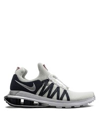 Chaussures de sport blanches et noires Nike