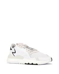 Chaussures de sport blanches et noires adidas