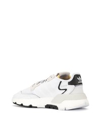 Chaussures de sport blanches et noires adidas