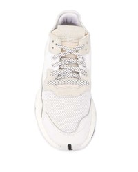 Chaussures de sport blanches et noires adidas