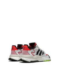 Chaussures de sport blanches et noires adidas