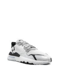 Chaussures de sport blanches et noires adidas