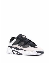 Chaussures de sport blanches et noires adidas