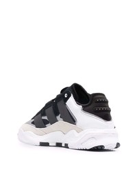 Chaussures de sport blanches et noires adidas