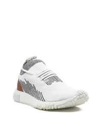 Chaussures de sport blanches et noires adidas