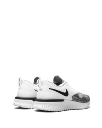 Chaussures de sport blanches et noires Nike