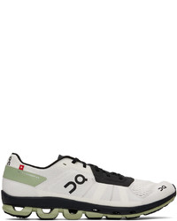 Chaussures de sport blanches et noires On