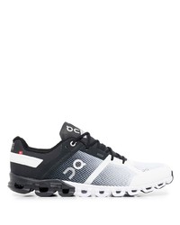 Chaussures de sport blanches et noires ON Running