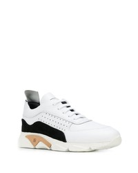 Chaussures de sport blanches et noires Moma