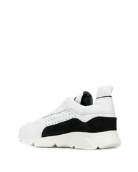 Chaussures de sport blanches et noires Moma