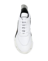 Chaussures de sport blanches et noires Moma