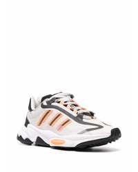 Chaussures de sport blanches et noires adidas