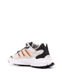 Chaussures de sport blanches et noires adidas