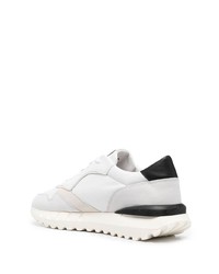 Chaussures de sport blanches et noires D.A.T.E