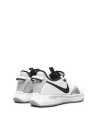 Chaussures de sport blanches et noires Nike