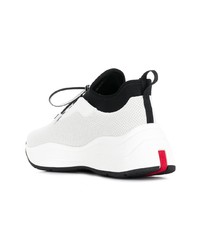 Chaussures de sport blanches et noires Prada