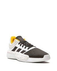 Chaussures de sport blanches et noires adidas