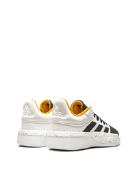 Chaussures de sport blanches et noires adidas