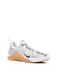 Chaussures de sport blanches et noires Nike