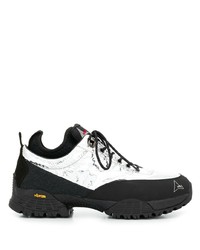 Chaussures de sport blanches et noires Roa