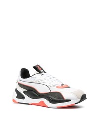 Chaussures de sport blanches et noires Puma