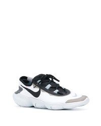 Chaussures de sport blanches et noires Nike