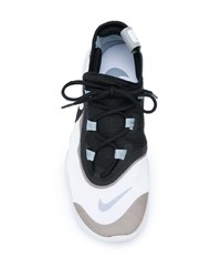 Chaussures de sport blanches et noires Nike