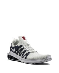 Chaussures de sport blanches et noires Nike