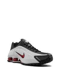 Chaussures de sport blanches et noires Nike