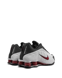 Chaussures de sport blanches et noires Nike