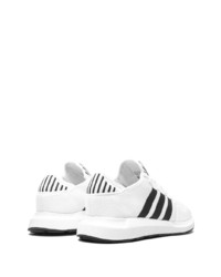 Chaussures de sport blanches et noires adidas