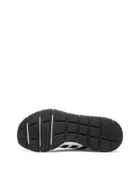 Chaussures de sport blanches et noires adidas