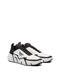 Chaussures de sport blanches et noires Prada