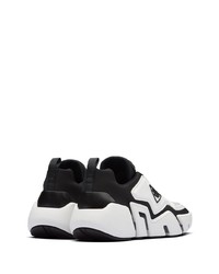 Chaussures de sport blanches et noires Prada